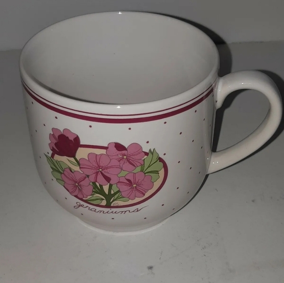 Vtg PAPEL HAND DECORATED CERAMIC TEA CUP MUG 3.5 inches tall Geraniums floral - Picture 3 of 5